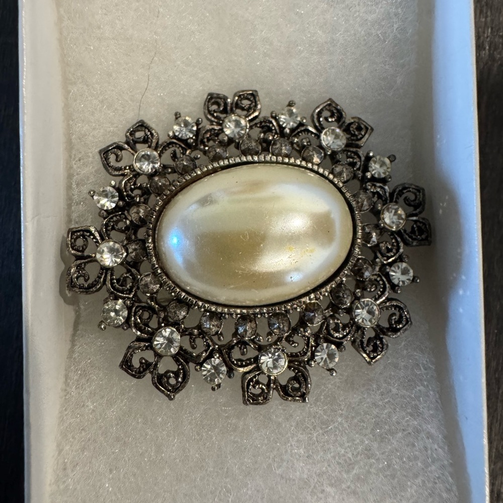 Elegant Pearl-Center Filigree Brooch - Cream and Silver Tones